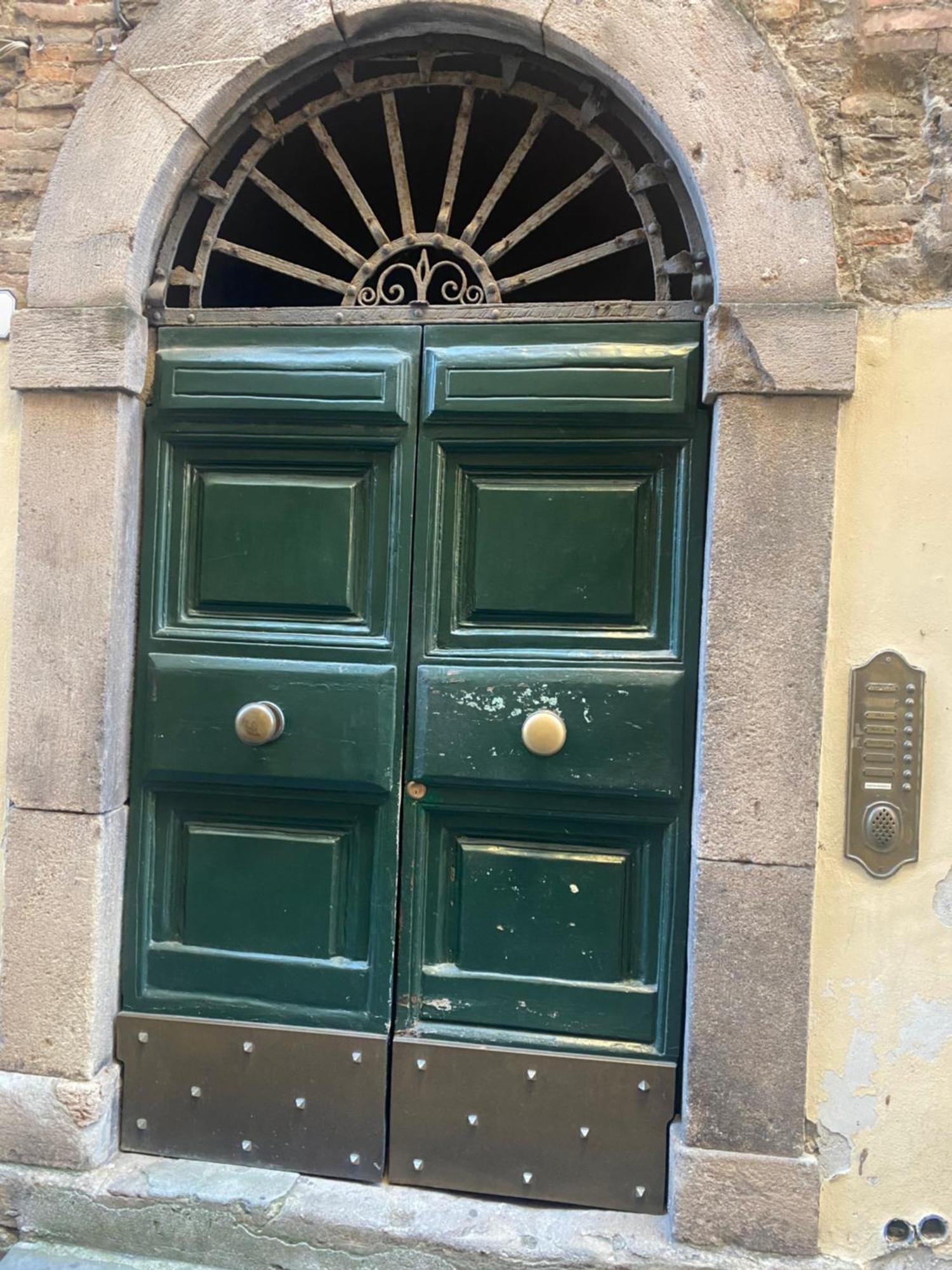 La Mansardina Beccheria Central Apartment 1 Double Bedroom, 1 Sofa Bed Lucca Exterior photo